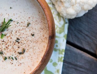 sopa-de-coliflor-reconfortante-y-cremosa